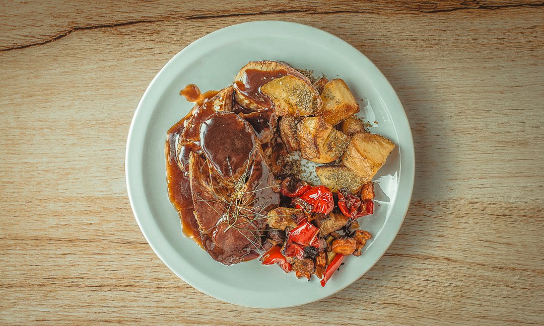 Bondiola con salsa de Malbec y Rosa Mosqueta – Hotel Mascardi