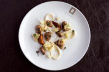Una composición de gastronomía, arte y naturaleza