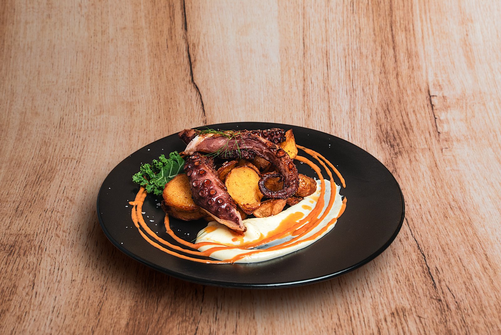 Pulpo con papas rotas de Bodegón del Lago