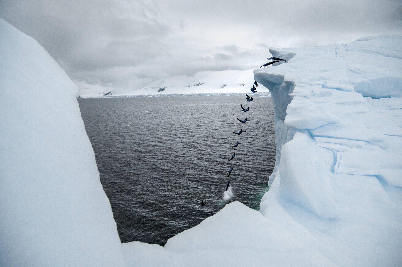 Saltó desde un iceberg para concientizar sobre la contaminación ambiental
