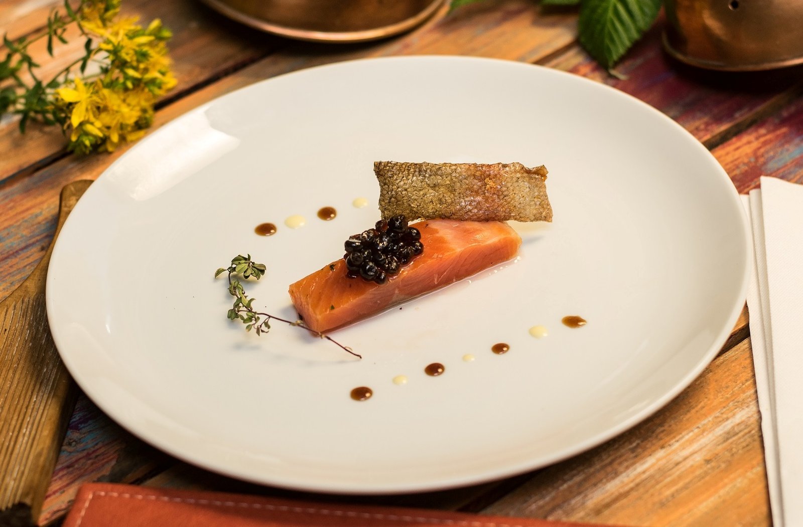 Gravlax de trucha ahumada, caviar de soja & reducción de ananá