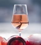 El rosado se sienta a la mesa